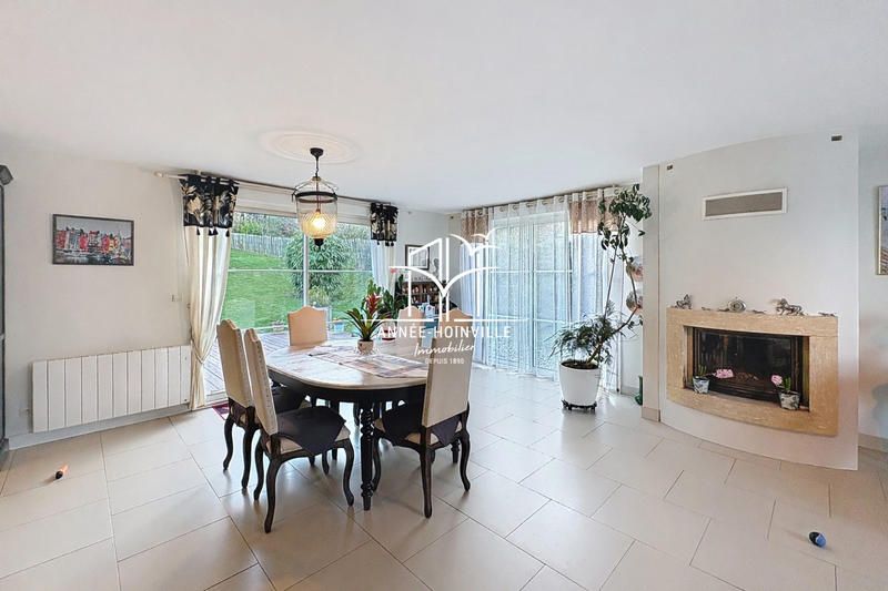 Villa - 219 m² - 8 pièces