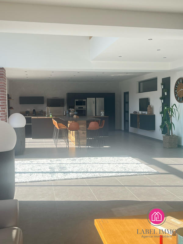 Maison - 230 m² - 6 pièces