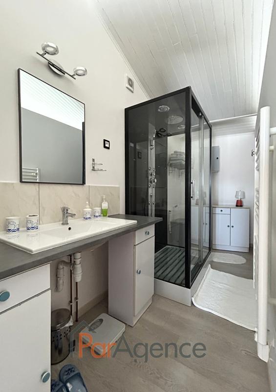 Maison - 247 m² - 9 pièces