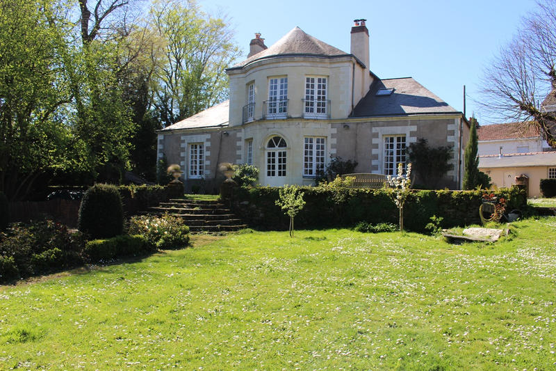 Maison - 2 000 m² - 13 pièces