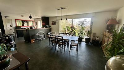 Maison - 241 m² - 8 pièces