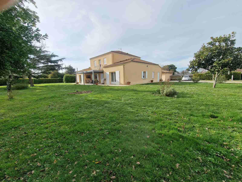 Maison - 255 m² - 8 pièces