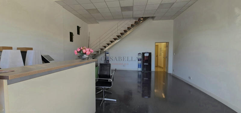 Local commercial - 150 m² - 6 pièces