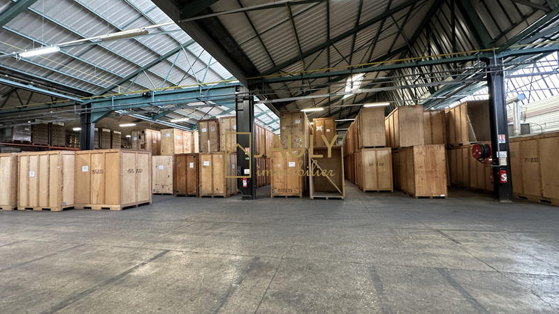 Entrepôt - 2 500 m²