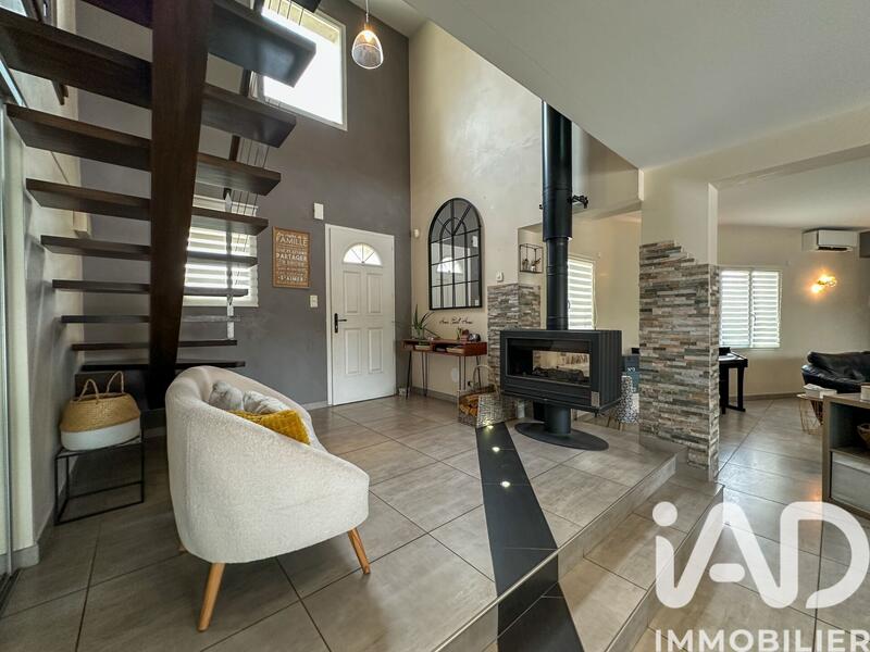 Maison - 225 m² - 7 pièces