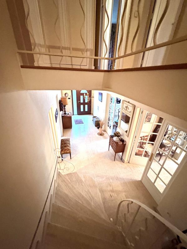 Maison - 241 m² - 8 pièces