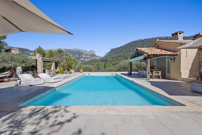 Maison - 451 m² - 15 pièces