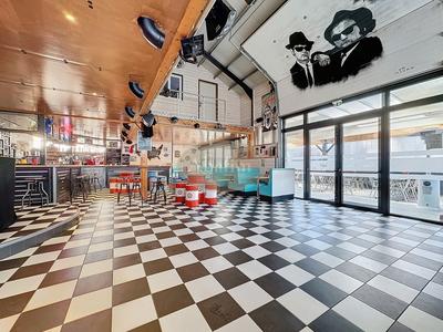 Local commercial - 200 m² - 8 pièces