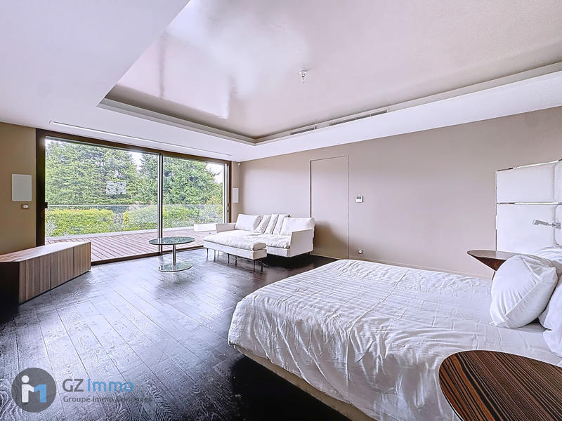 Maison - 942 m² - 9 pièces