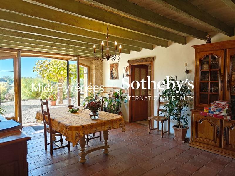 Maison - 585 m² - 18 pièces