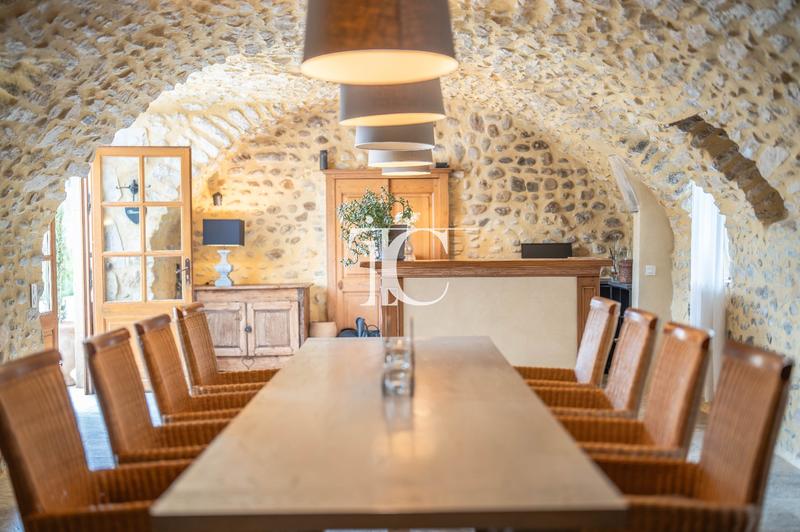 Maison - 537 m² - 12 pièces