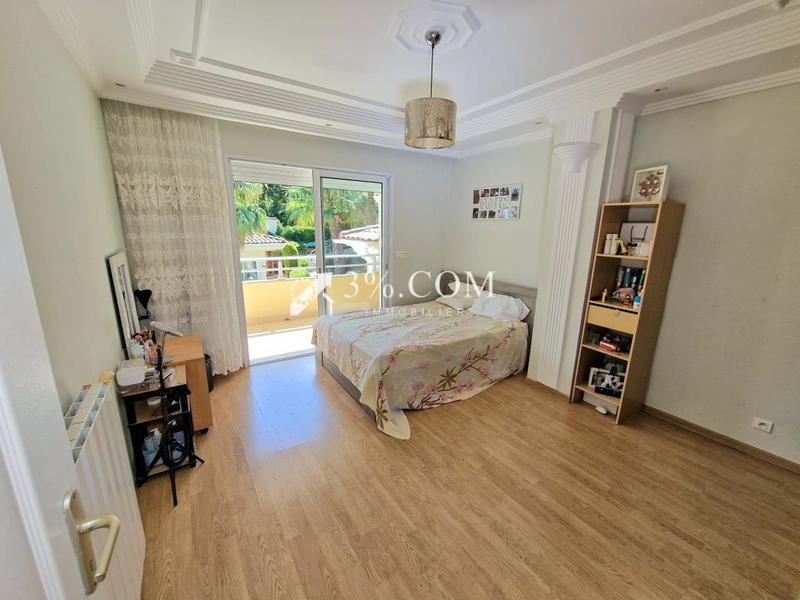 Villa - 300 m² - 15 pièces