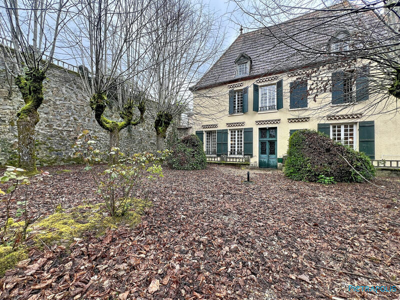 Maison - 300 m² - 8 pièces