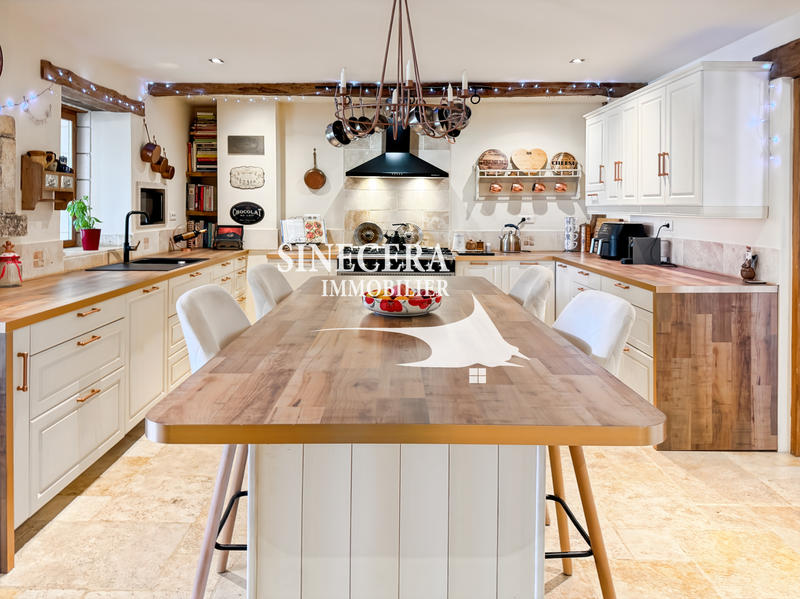 Maison - 232 m² - 8 pièces