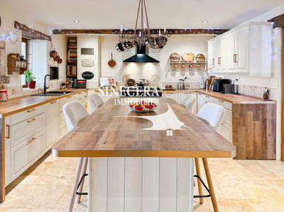 Maison - 232 m² - 8 pièces