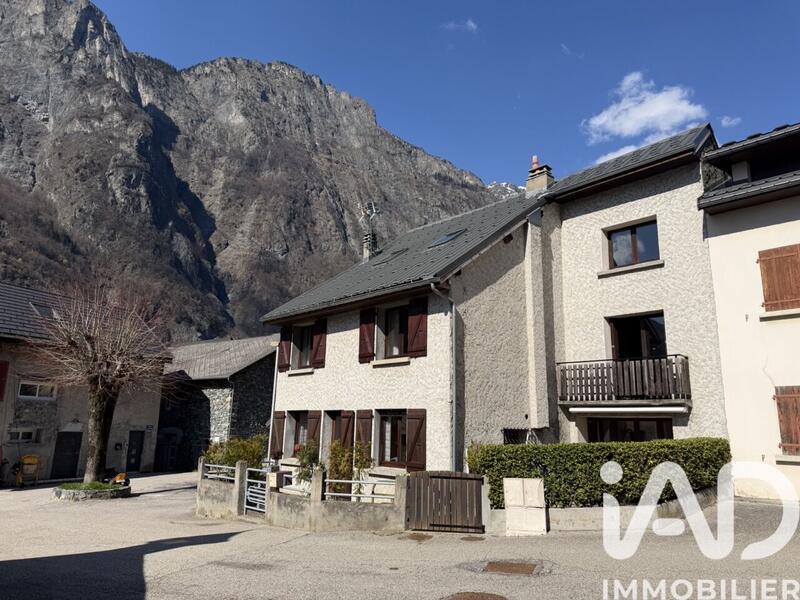 Maison - 202 m² - 8 pièces