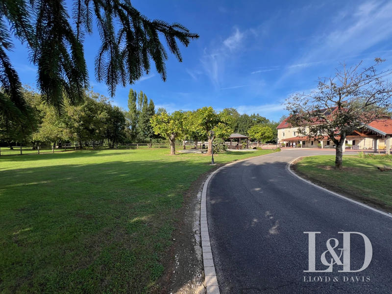 Maison - 411 m² - 11 pièces