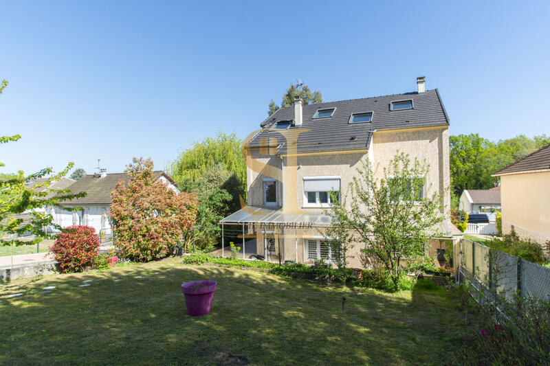 Maison - 255 m² - 9 pièces