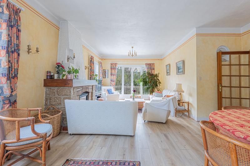 Maison - 241 m² - 8 pièces