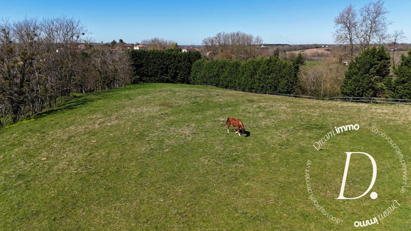 Maison - 238 m² - 8 pièces