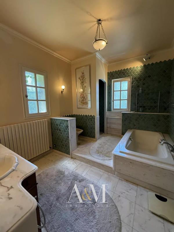 Propriété - 275 m² - 7 pièces