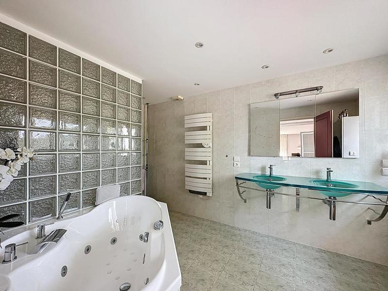 Maison en pierre - 232 m² - 7 pièces