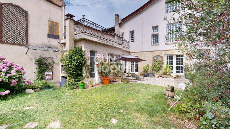 Maison - 270 m² - 10 pièces