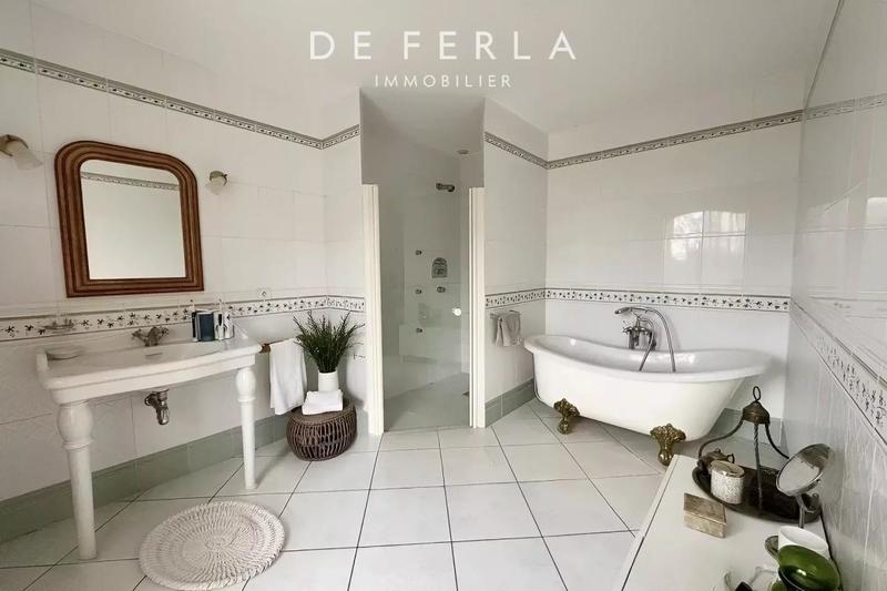 Propriété - 245 m² - 10 pièces