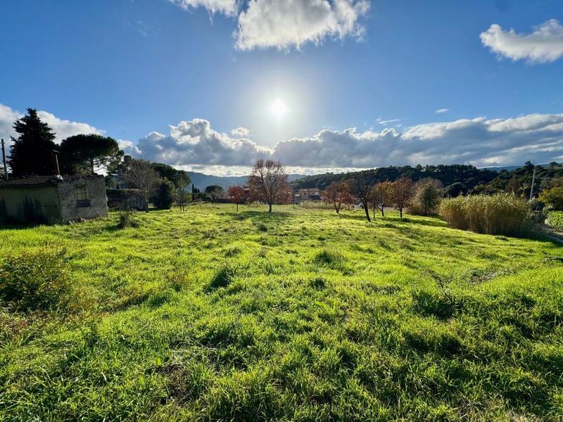 Terrain constructible - 2 358 m²