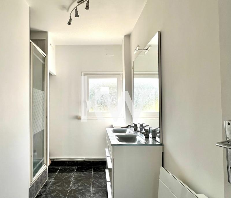 Maison - 220 m² - 9 pièces