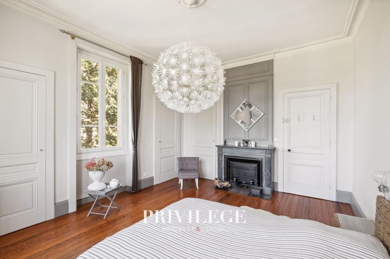 Maison - 250 m² - 8 pièces