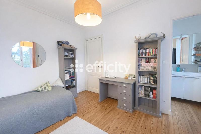 Demeure - 255 m² - 11 pièces