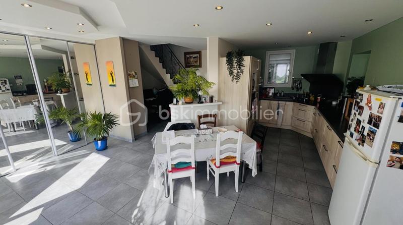 Maison - 247 m² - 10 pièces