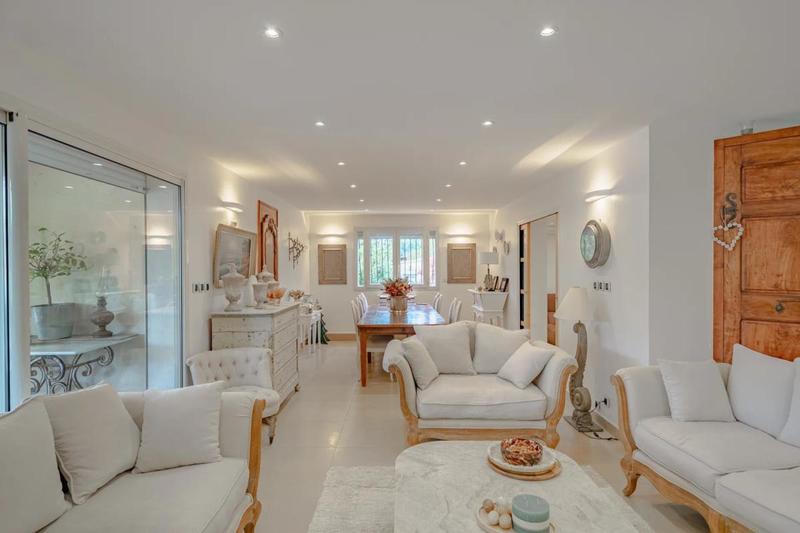 Maison - 335 m² - 12 pièces