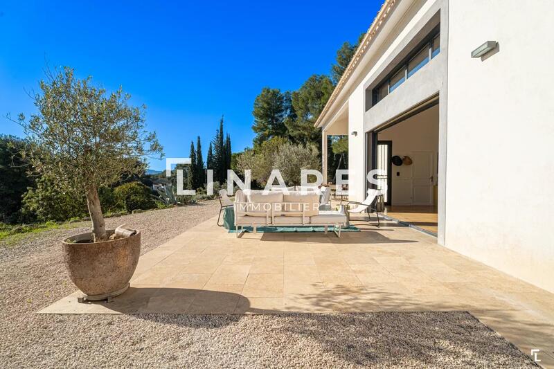 Maison - 305 m² - 8 pièces