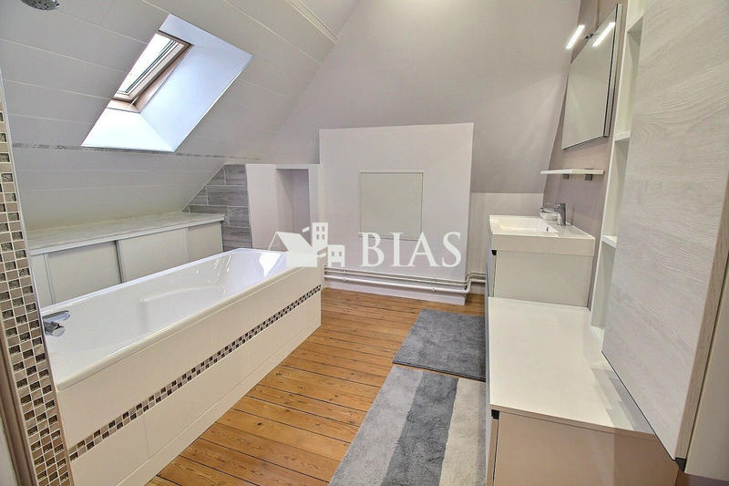 Maison - 300 m² - 12 pièces