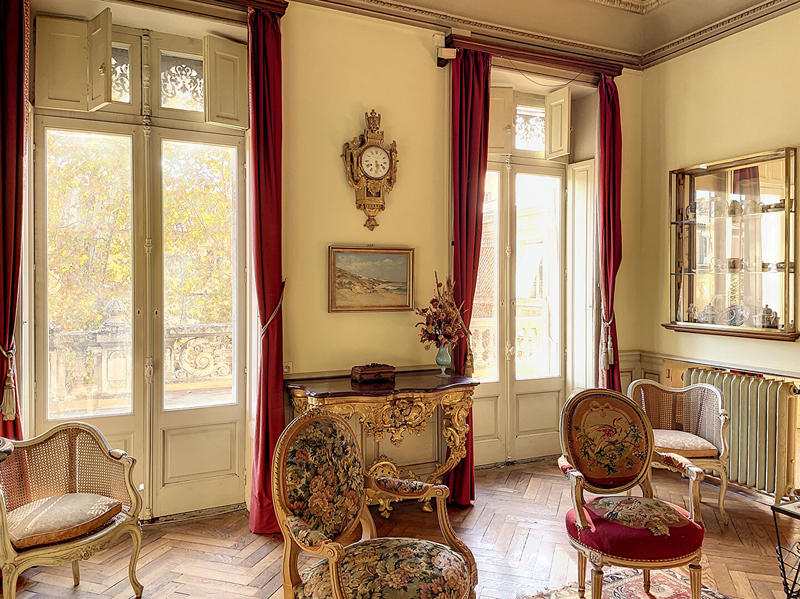 Demeure - 1 143 m² - 30 pièces