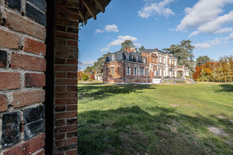 Propriété - 1 125 m² - 25 pièces