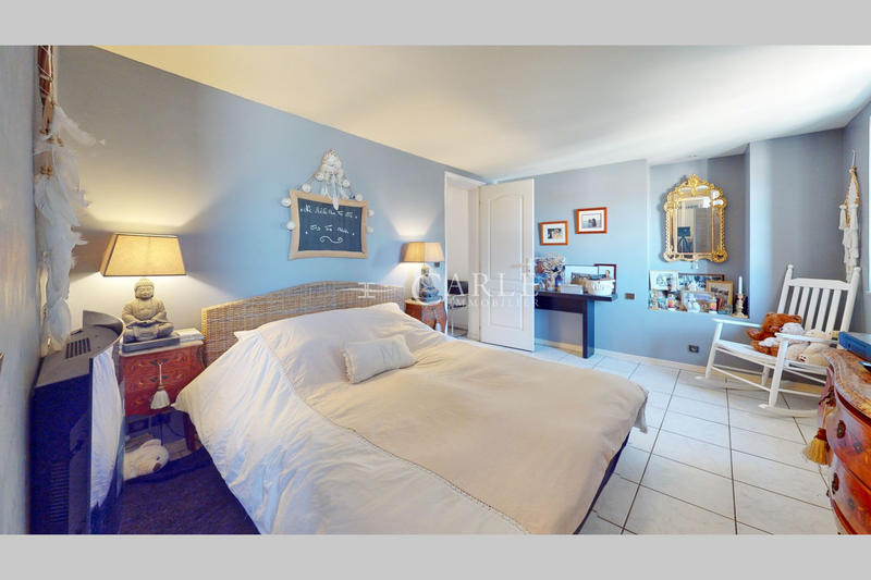 Maison - 330 m² - 8 pièces