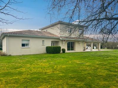 Maison - 221 m² - 8 pièces