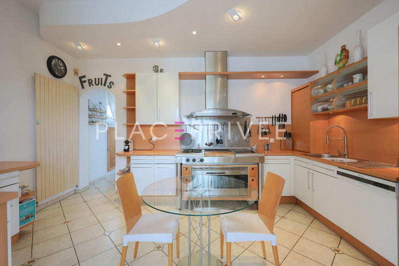 Maison - 320 m² - 10 pièces