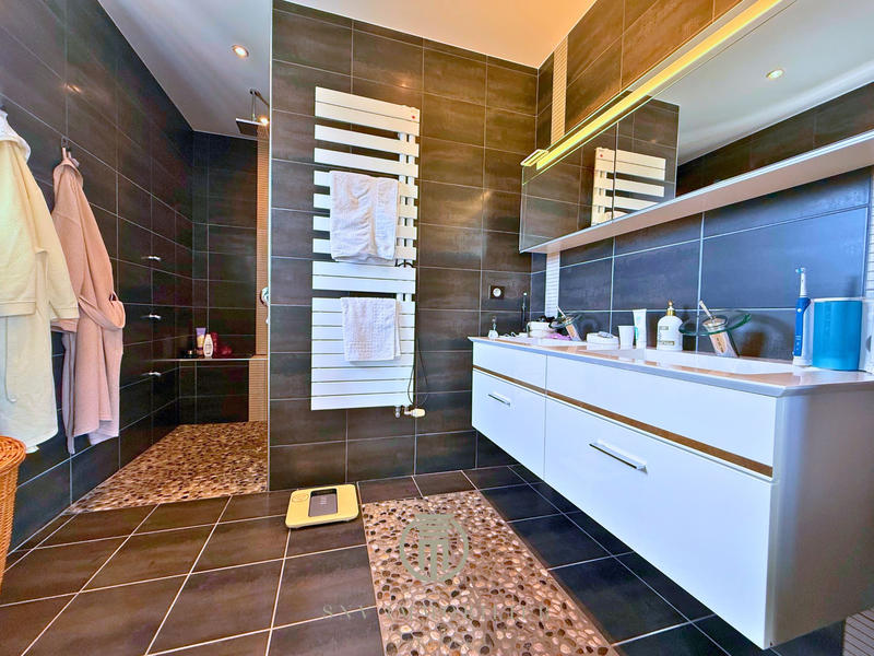 Maison - 276 m² - 9 pièces