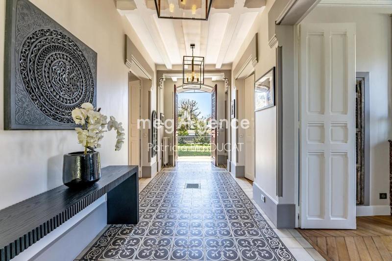 Maison - 300 m² - 12 pièces