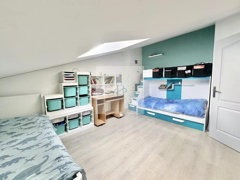 Maison - 161 m² - 9 pièces