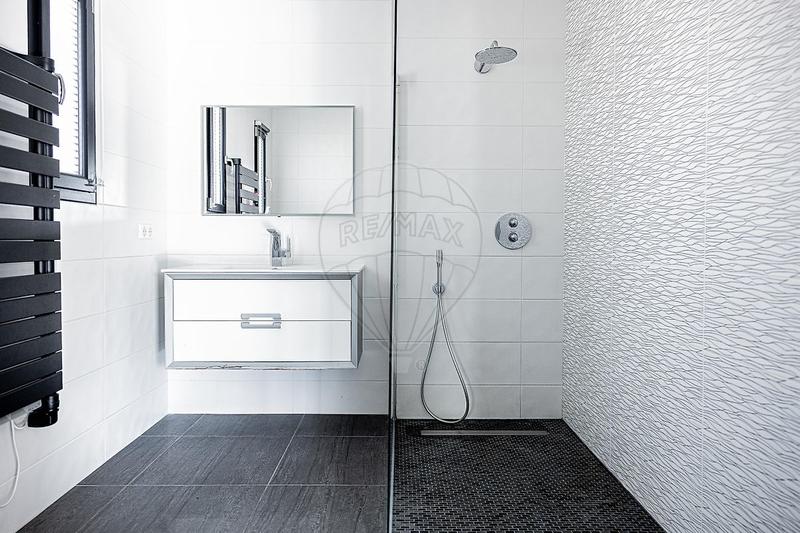 Maison - 222 m² - 7 pièces