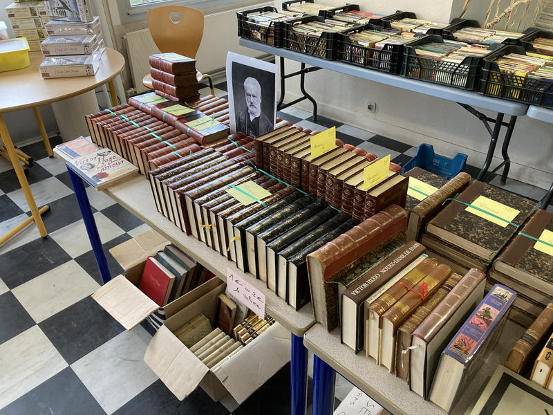 Grande vente de livres anciens, beaux livres, meubles, postes de radio, Tsf, vins et timbres