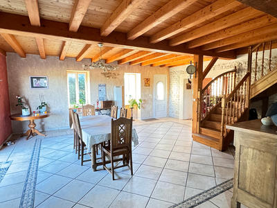 Maison - 222 m² - 7 pièces