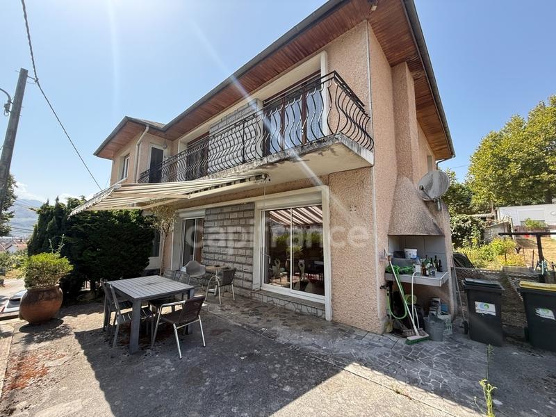 Maison - 220 m² - 11 pièces