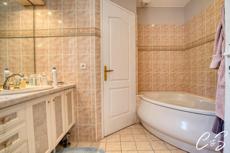 Maison - 215 m² - 6 pièces