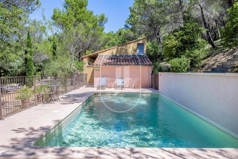 Propriété - 940 m² - 19 pièces